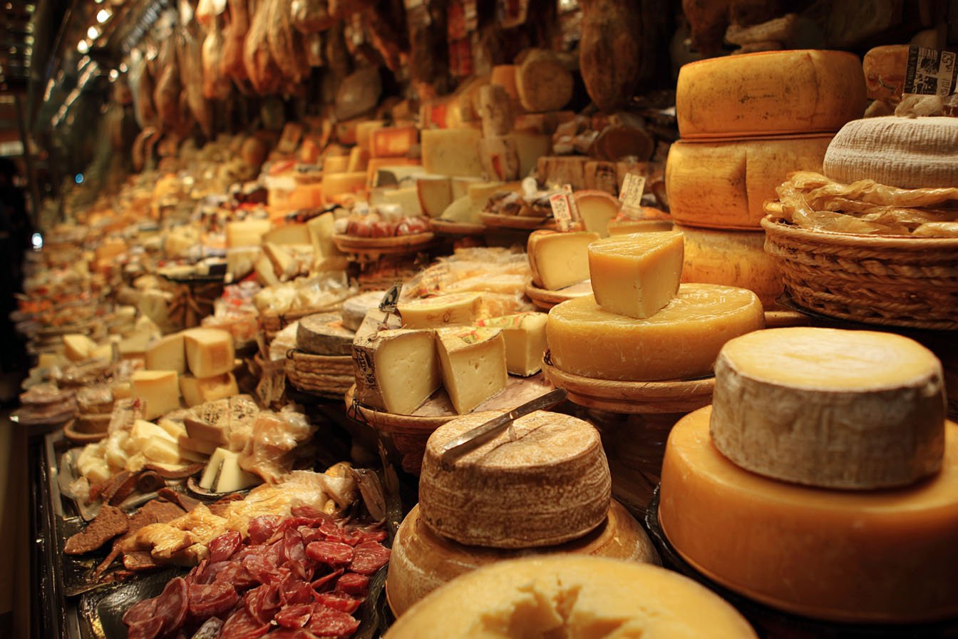 Quesos y fiambres en mostrador